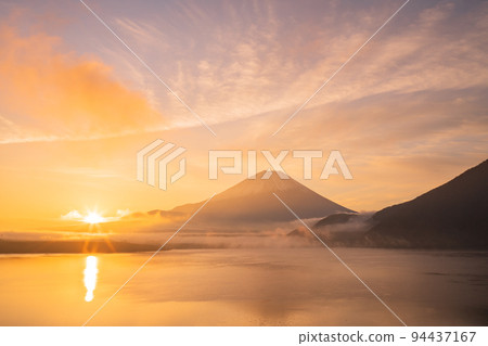（山梨縣）從本栖湖看到的富士山，金色的黎明 94437167