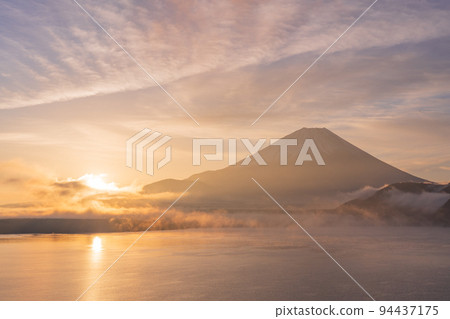 (Yamanashi Prefecture) Mt. Fuji seen from Lake Motosu, golden dawn (Yamanashi Prefecture) Mt. Fuji seen from Lake Motosu, golden dawn 94437175