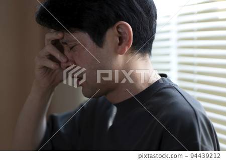 A man suffering from fatigue 94439212