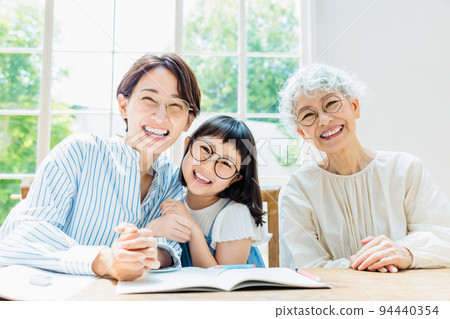 快樂學習的微笑三代家庭 快樂學習的微笑三代家庭 94440354