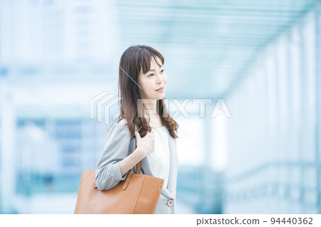 通勤的商界女強人 通勤的商界女強人 94440362