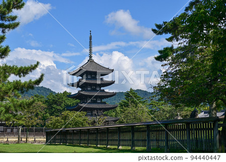 [Nara] The five-storied pagoda of Kofuku-ji Temple shines in the blue sky and fresh greenery 94440447