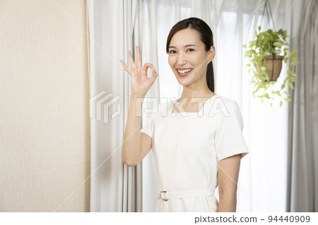 美容師用好的標誌微笑 美容師用好的標誌微笑 94440909