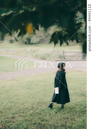 woman standing under a tree 94441118