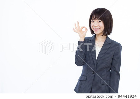 三十多歲的女商人簽署 OK 94441924