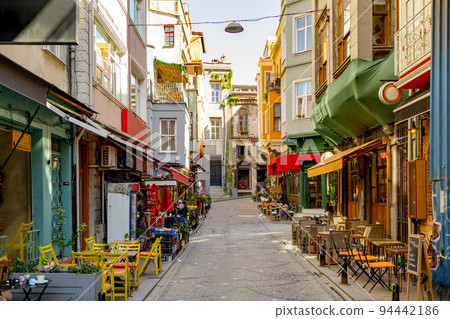 Street view in Balat district in Istanbul 94442186