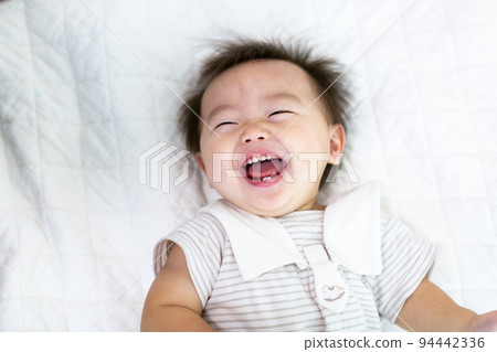 微笑的嬰兒嬰兒 94442336