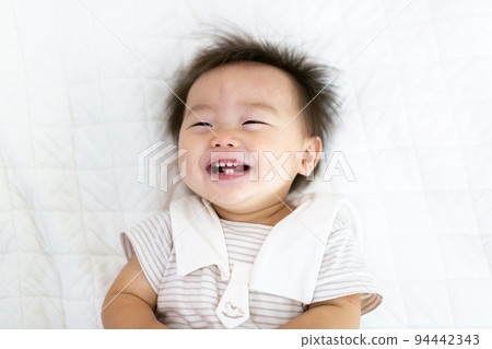 微笑的嬰兒嬰兒 94442343