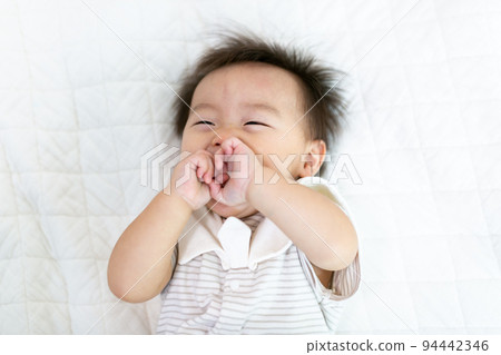 微笑的嬰兒嬰兒 94442346
