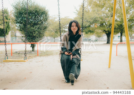 一個女人在公園裡 94443188