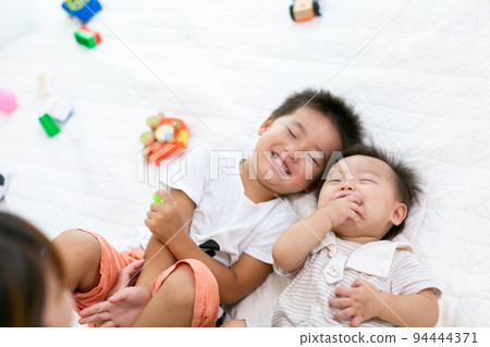 與家人一起玩耍 父母和孩子互動 與家人一起玩耍 父母和孩子互動 94444371