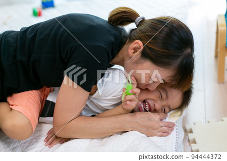 與家人一起玩耍 父母和孩子互動 與家人一起玩耍 父母和孩子互動 94444372