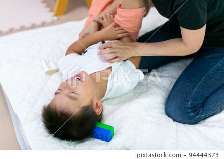 與家人一起玩耍 父母和孩子互動 94444373