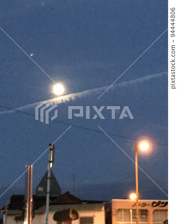 飛機雲和月亮 94444806