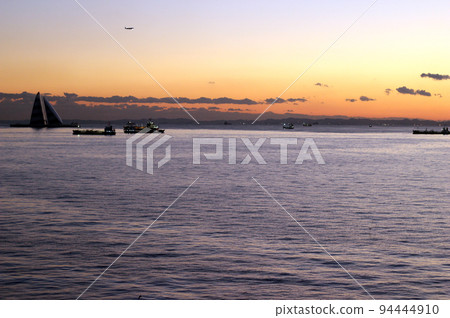 Ships and planes come and go, and the waters off Haneda are also in the evening rush hour. Ships and planes come and go, and the waters off Haneda are also in the evening rush hour. 94444910