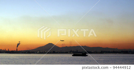 輪船飛機來來去去，羽田附近海域也是晚高峰。 94444912
