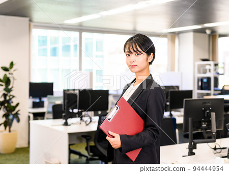 Business woman with red notebook 94444954