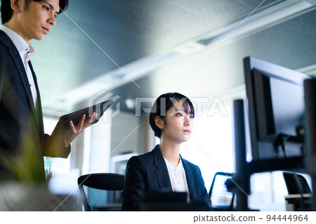OL / business person working on a personal computer 94444964