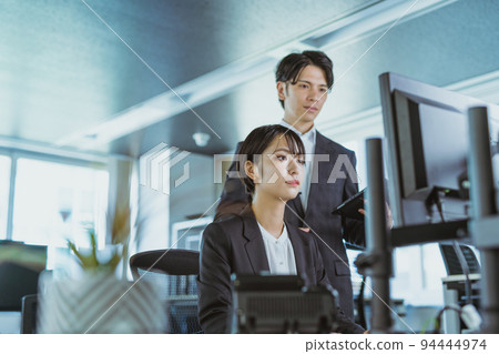在公司工作的男女 94444974
