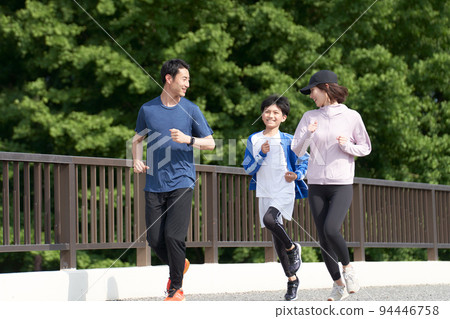 享受戶外慢跑的家庭 家庭運動形象 94446758