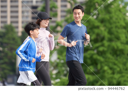 享受戶外慢跑的家庭 家庭運動形象 94446762