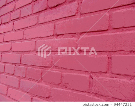 Brick wall texture, pink background with copy space 94447231