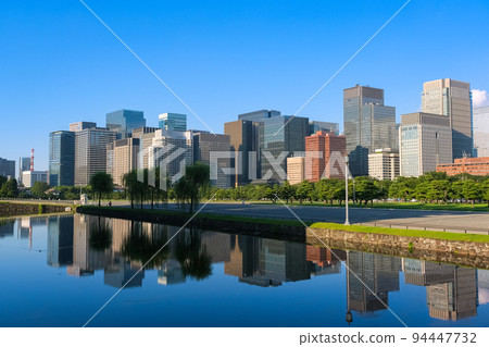 千代田區、東京皇居廣場和丸之內摩天大樓 千代田區、東京皇居廣場和丸之內摩天大樓 94447732