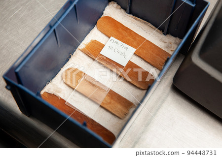 Preparation of slides for karyotype and fluorescence in situ hybridization - FISH in the laboratory. Humid chamber. Acute lymphocytic leukemia.  Translocation 4;11. 94448731