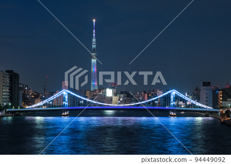 東京隅田川上燈火通明的清橋橋和天空樹的夜景 94449092