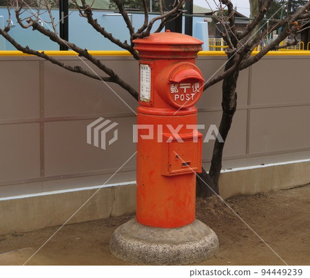 老圓柱形紅色郵箱 94449239