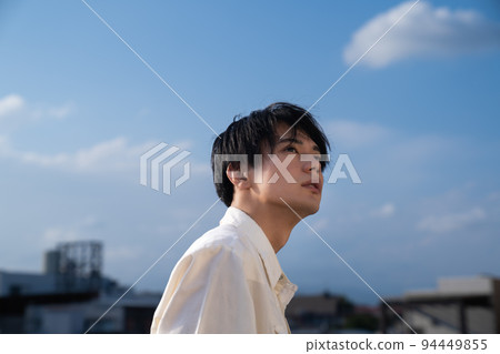 仰望天空的人的肖像 94449855