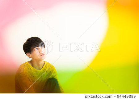 一個時尚男人的彩色肖像 94449889