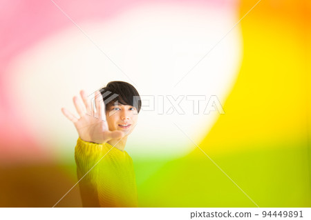 一個時尚男人的彩色肖像 94449891