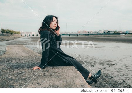 站在河床上的女人 94450844