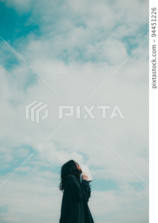 站在河床上的女人 94451226