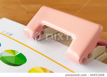 用打孔器打一個洞 94451846