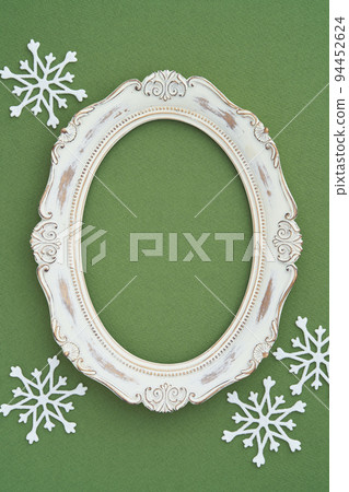 帶有橢圓形相框和雪花的聖誕圖像 94452624