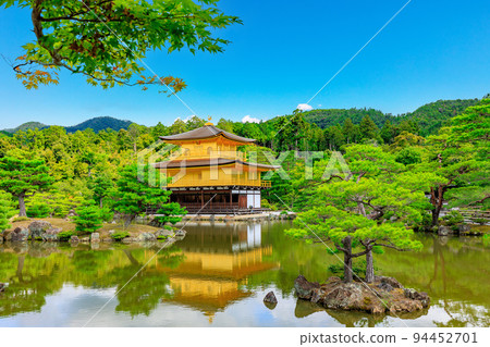 位於京都市北區的金閣寺 94452701
