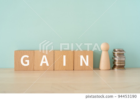 一個塊寫為 GAIN、一個玩偶和一個硬幣 94453190