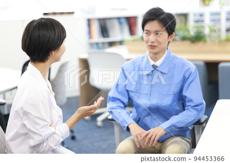 聽一個穿著工作服的男人_護理壓力顧問_1 94453366