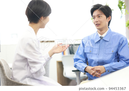 一個穿著工作服的男人向護理壓力顧問談論他的擔憂__1 94453367