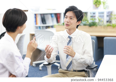 一個穿著 Y 恤的男人向護理壓力顧問談論他的煩惱__1 94453368