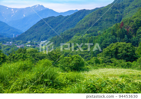 水上町附近的里山風景,俯瞰谷川山脈,初夏 水上町附近的里山風景,俯瞰谷川山脈,初夏 94453630