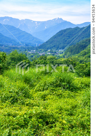 水上町附近的里山風景,俯瞰谷川山脈,初夏 水上町附近的里山風景,俯瞰谷川山脈,初夏 94453634