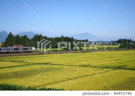 Tohoku Main Line running through paddy fields 94453746