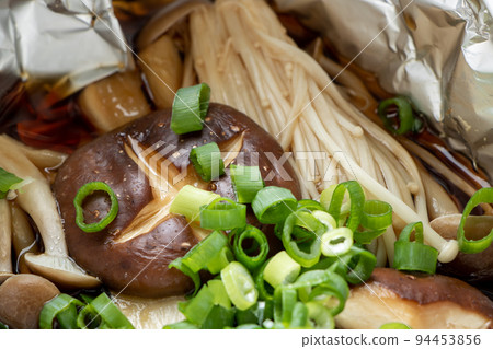 蘑菇箔包裹起來。 蘑菇箔包裹起來。 94453856