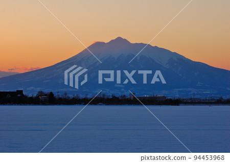 日落的岩山山 94453968