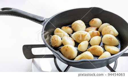 煎鍋用橄欖油炒新大蒜 94454063