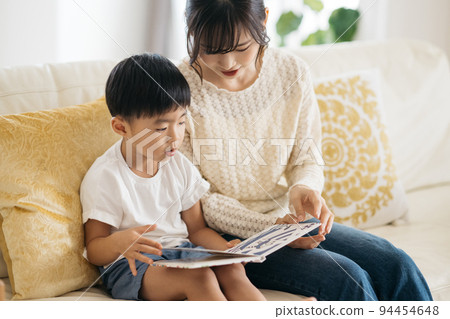 讀繪本、講故事的父母和孩子 讀繪本、講故事的父母和孩子 94454648