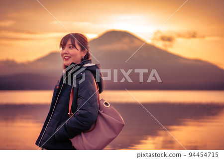 A woman enjoying the sunset Mt. Fuji at Lake Yamanaka A woman enjoying the sunset Mt. Fuji at Lake Yamanaka 94454715